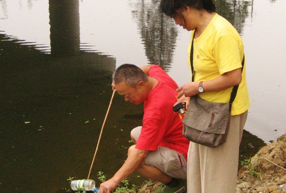 Local citizens testing local river water quality for pollutants. (Photo: Pacific Environment)